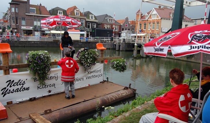 Rode Kruis-medewerkers tijdens het paalzitten Sluis-en-Bruggenfeest