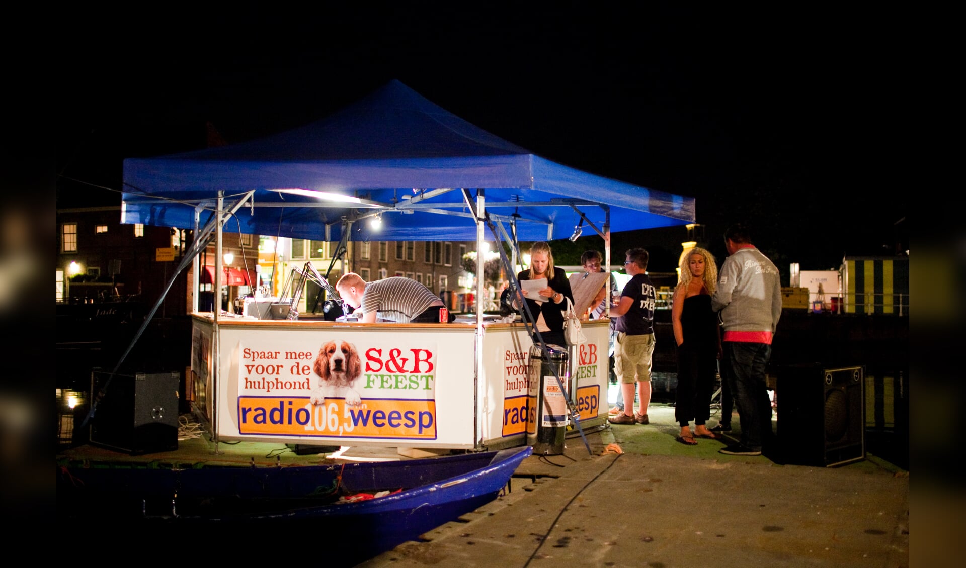 Het ponton waarvandaan Radio Weesp 50 uur nonstopradio maakte
