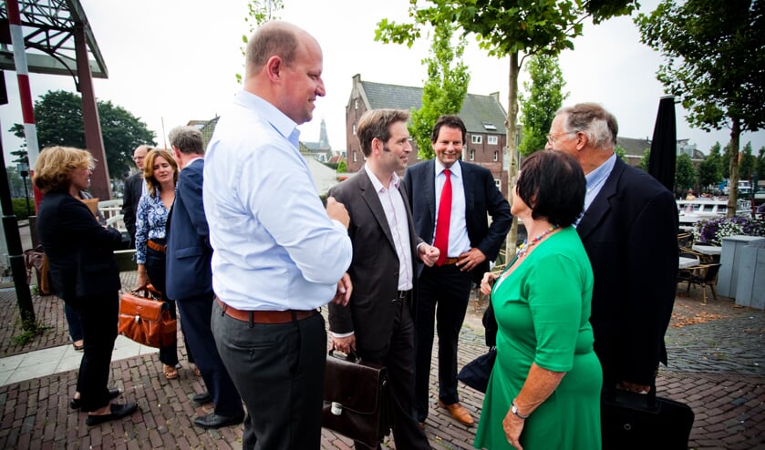 Rog (tweede van links) ontmoet Weesper CDA'ers.