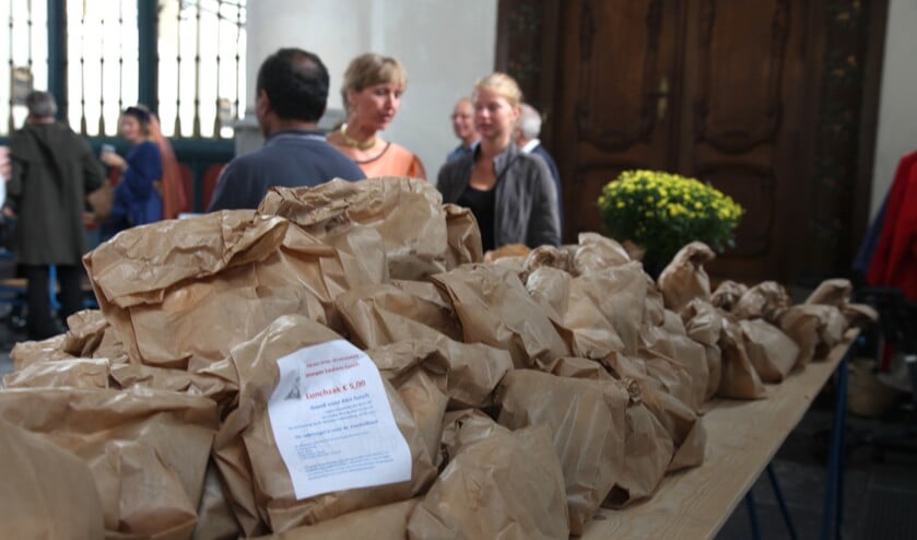 350 zakken voor de Laurenslunch.