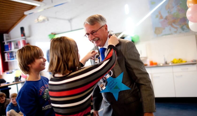 Burgemeester Horseling bij een bezoek aan de Hobbedob in 2012