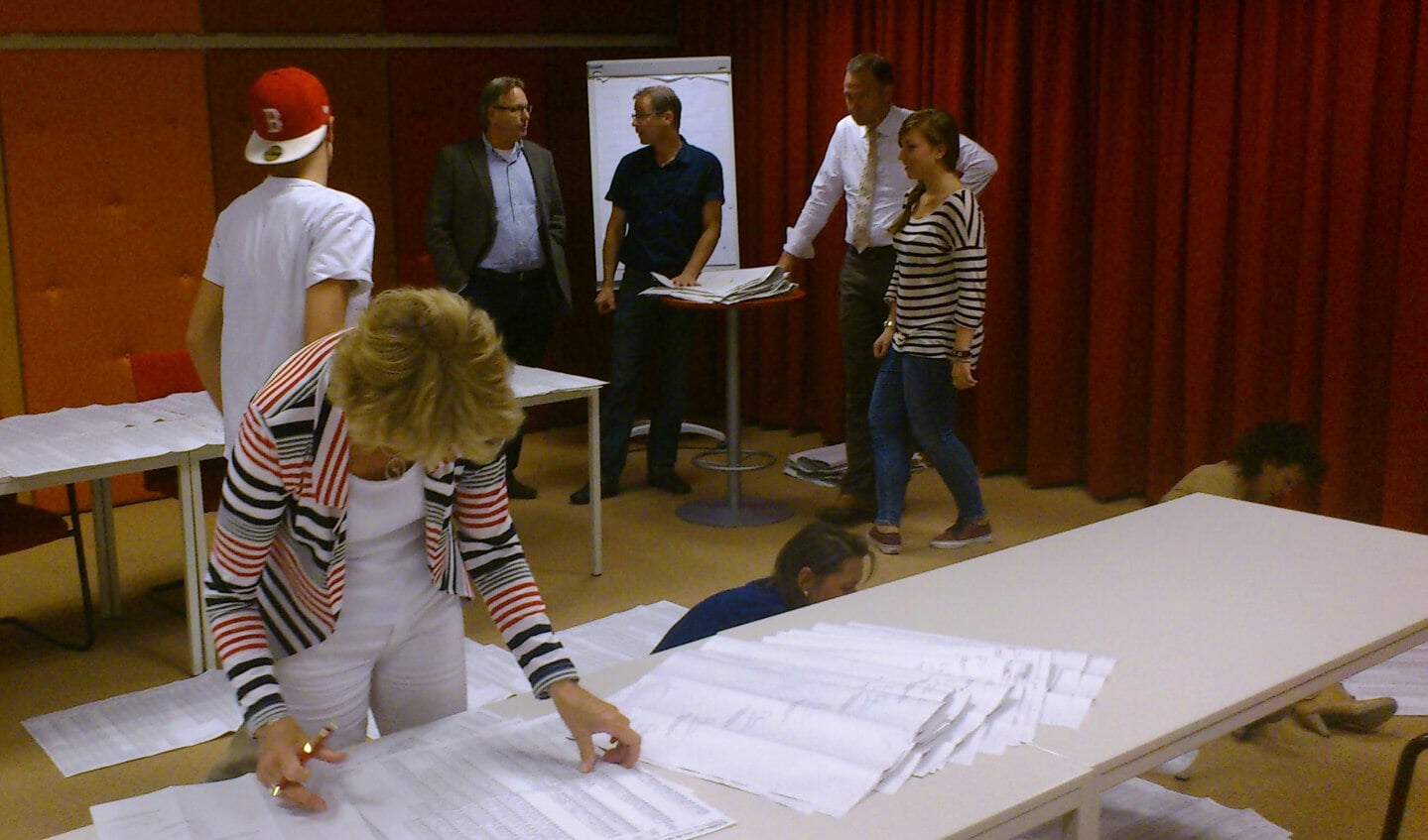 Medewerkers druk met het tellen van de stemmen.