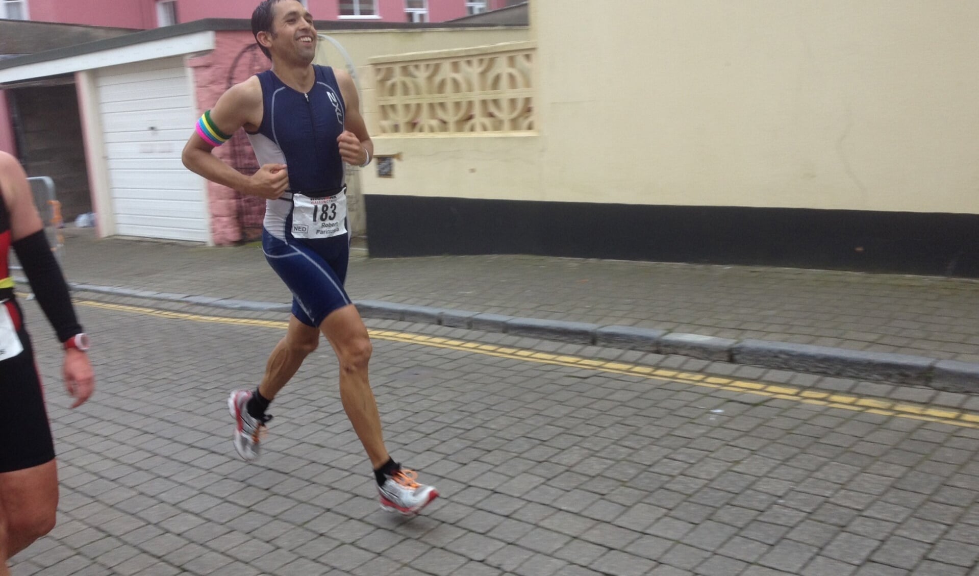 Robert Parinussa in actie tijdens de Ironman van Wales.