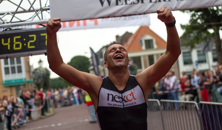 Barry Dooper won dit jaar als eerste Weesper ooit de triatlon