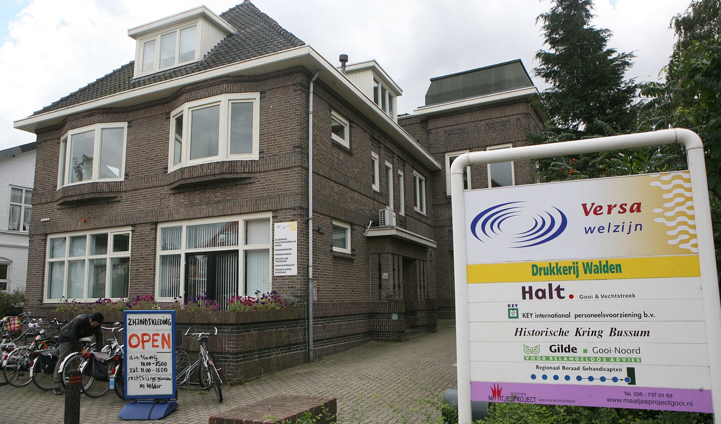Het pand aan de Huizerweg is van de gemeente, Versa is de hoofdhuurder