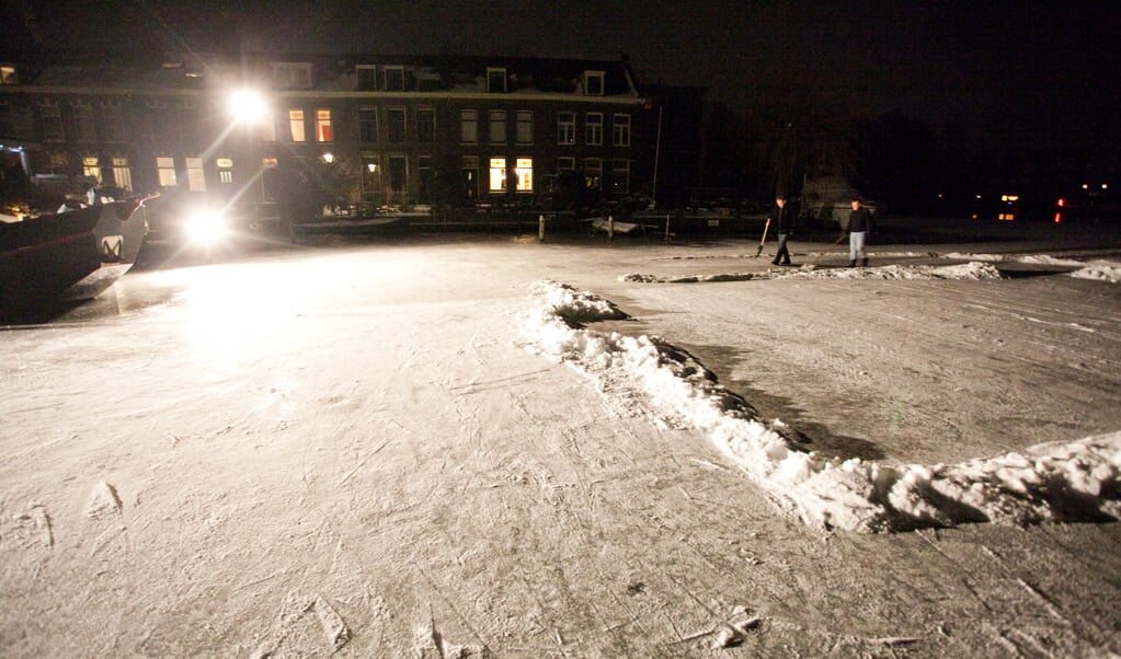 Buurtbewoners maken ijsbaan bij Spoorstraat