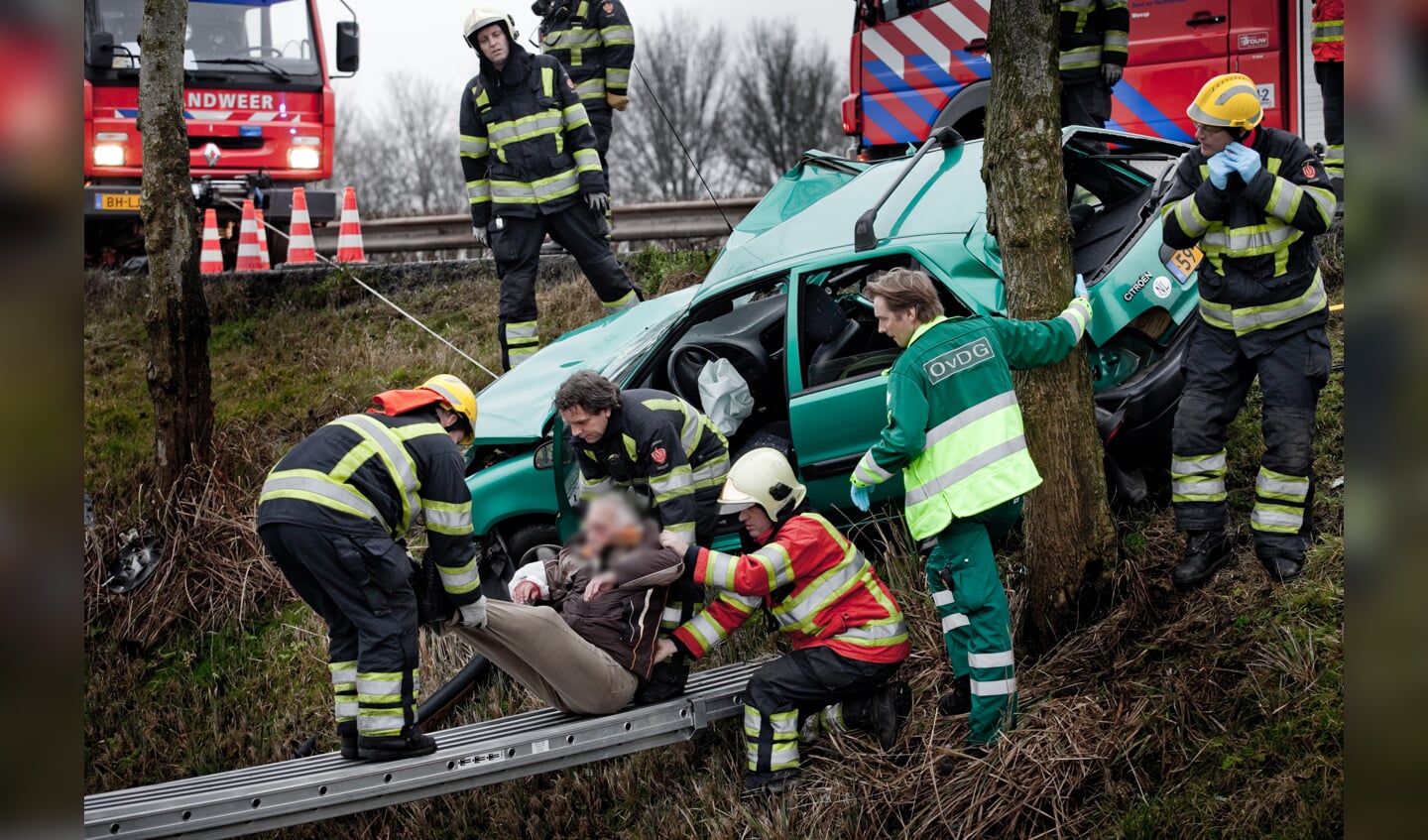 Brandweer haalt man uit de auto