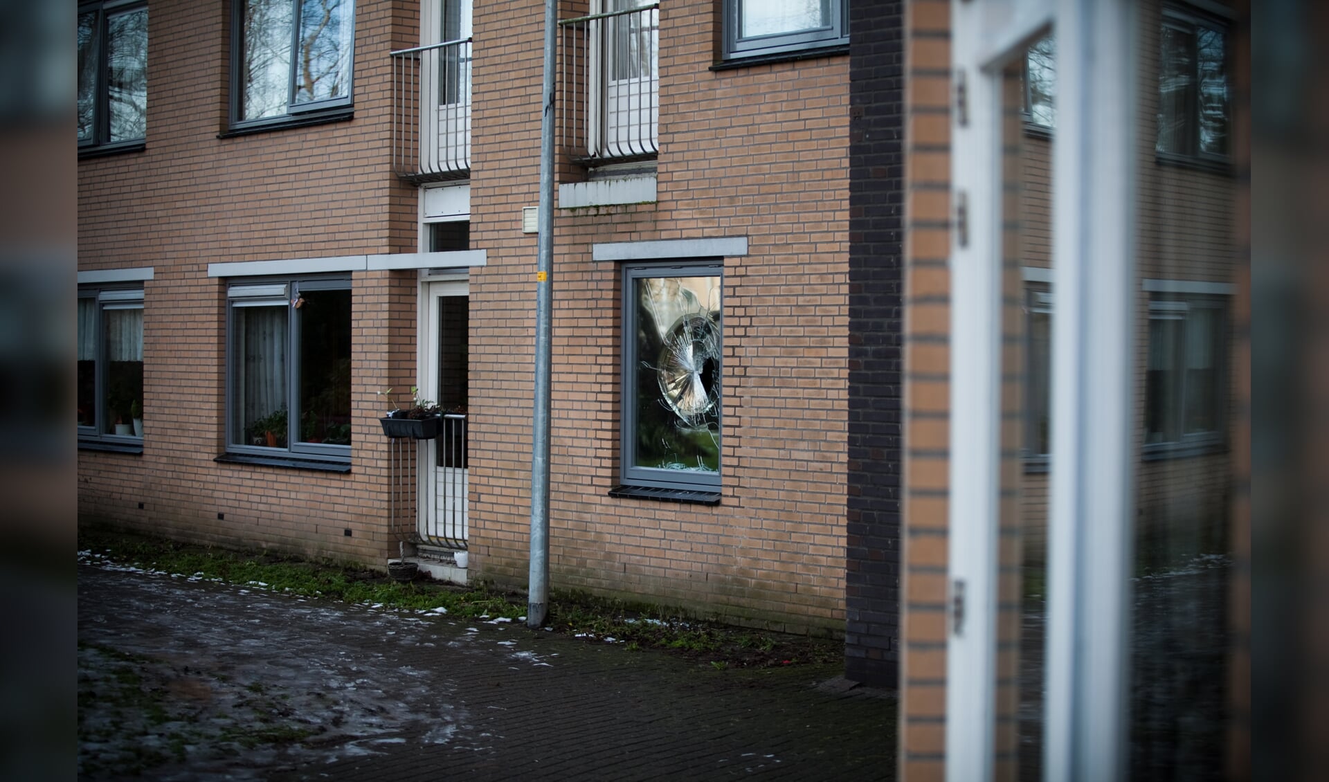 Het is niet de eerste keer dat een raam bij Oversingel sneuvelt. (archieffoto)