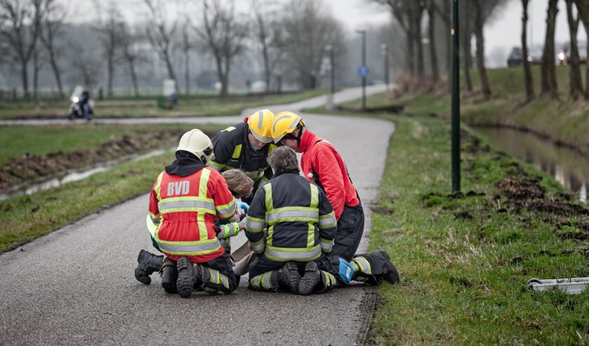 Man wordt op fietspad verzorgd