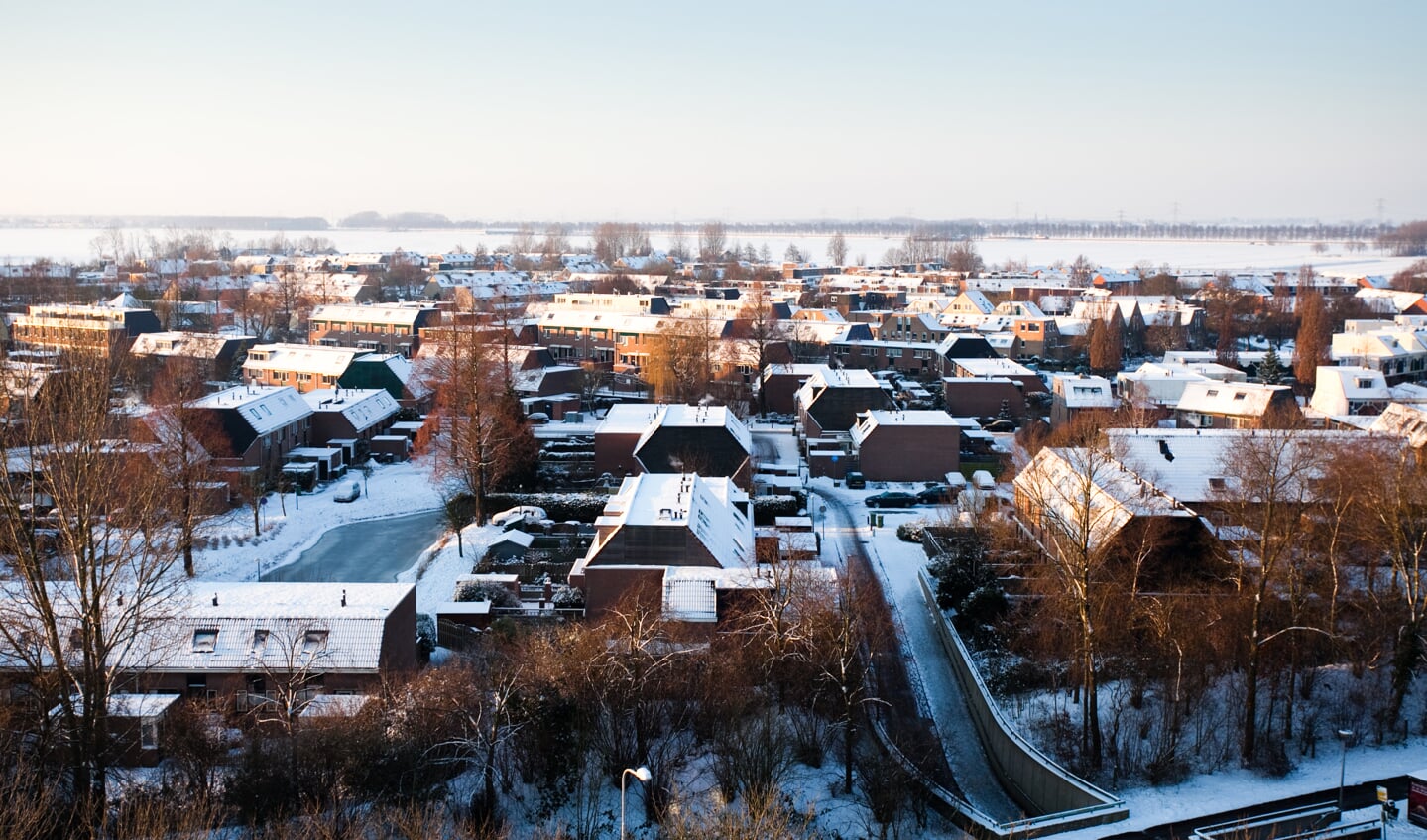 De besneeuwde daken van Aetsveld.