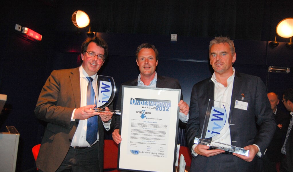 Directeur Mark Smit (m) kreeg de prijs van wethouder Zierleyn (l) en IVW-voorzitter Wim Zagt.