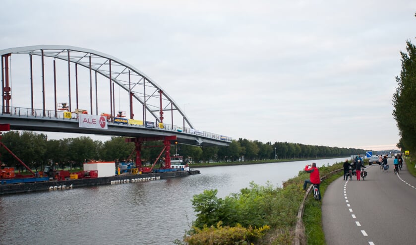 De nieuwe brug verlaat de dokwal in Nigtevecht