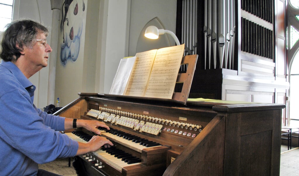 Martin Kamminga in 2007, hij bespeelt het orgel in de Laurentiuskerk.