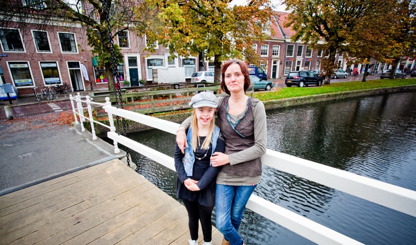 Cathelijne Kok en haar moeder, op de achtergrond het pand waar het restaurant moet komen