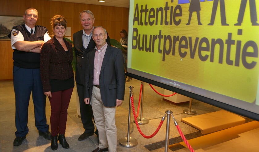 Agent Fred Lokhorst, Gertine de Boer van de gemeente en bewoners Jan Willem Wierenga en Pim Kamphuijsen.