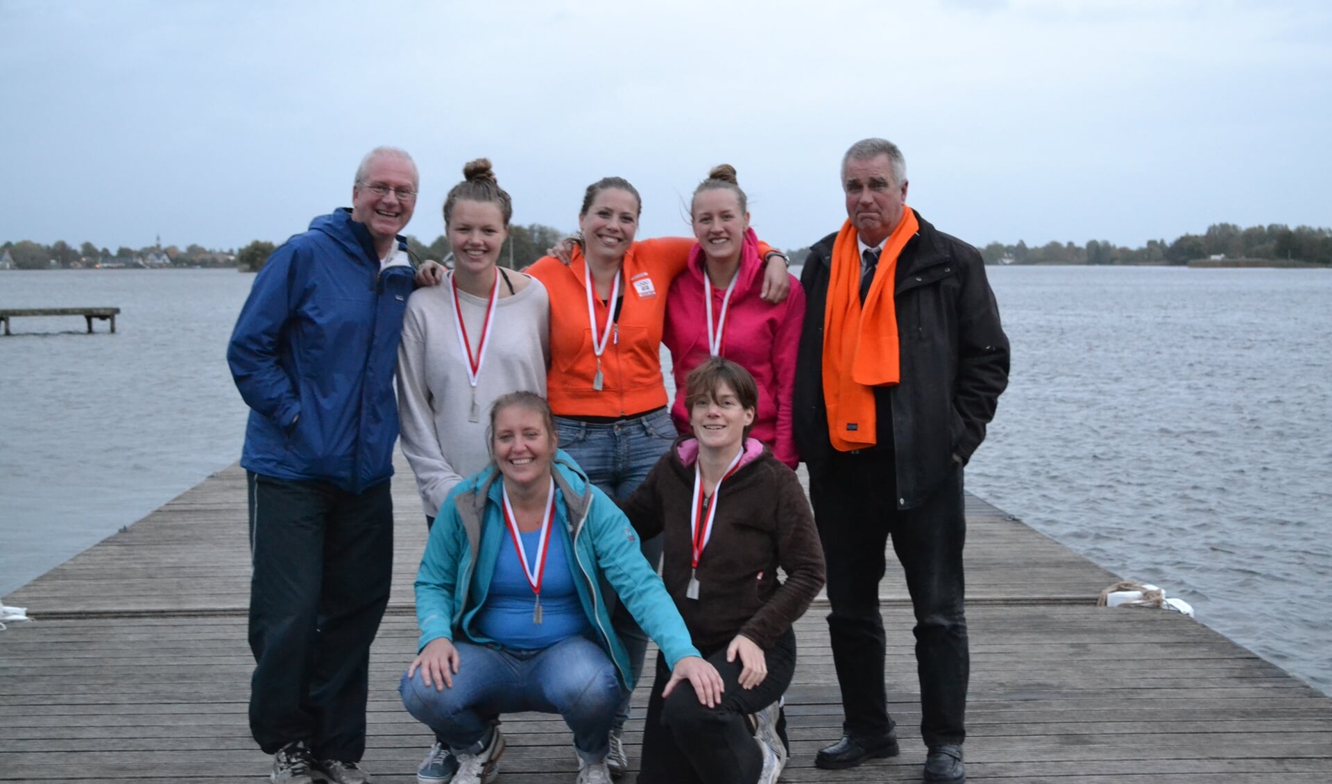 De winnende dames en hun coaches Anne Wagenaar en Michel van Staveren.