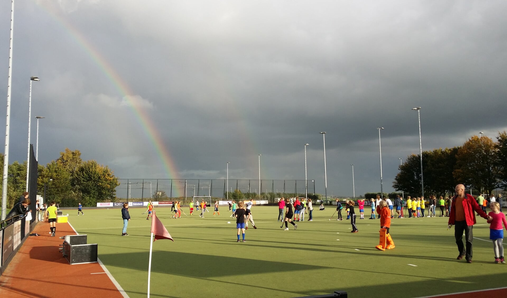 Teams spelen finale onder regenboog