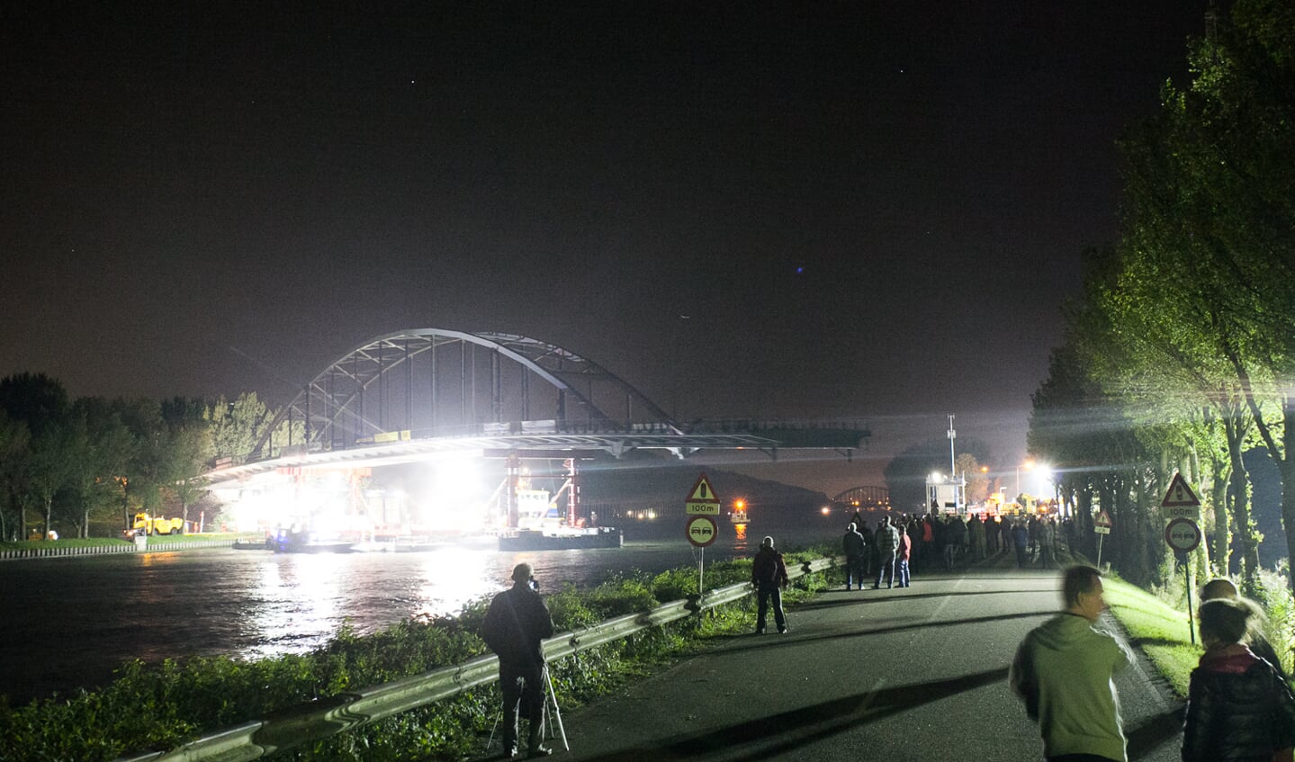 De nieuwe brug draait naar de juiste positie