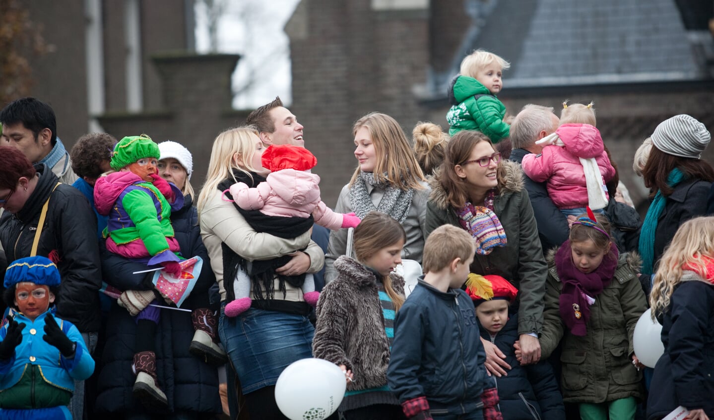 Groot en klein wachten Sint op