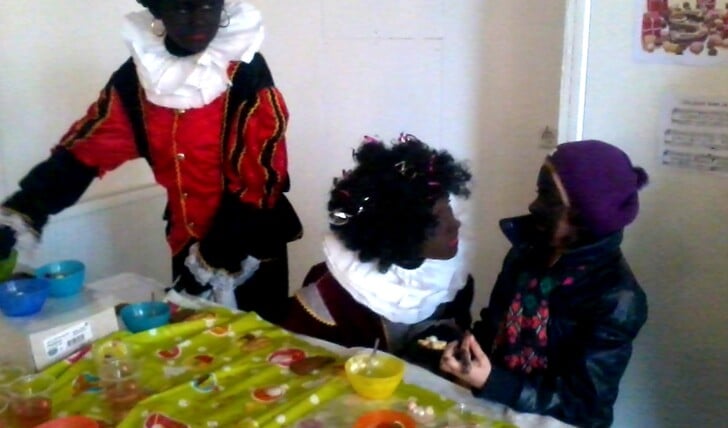 Samen met Zwarte Piet koekjes versieren