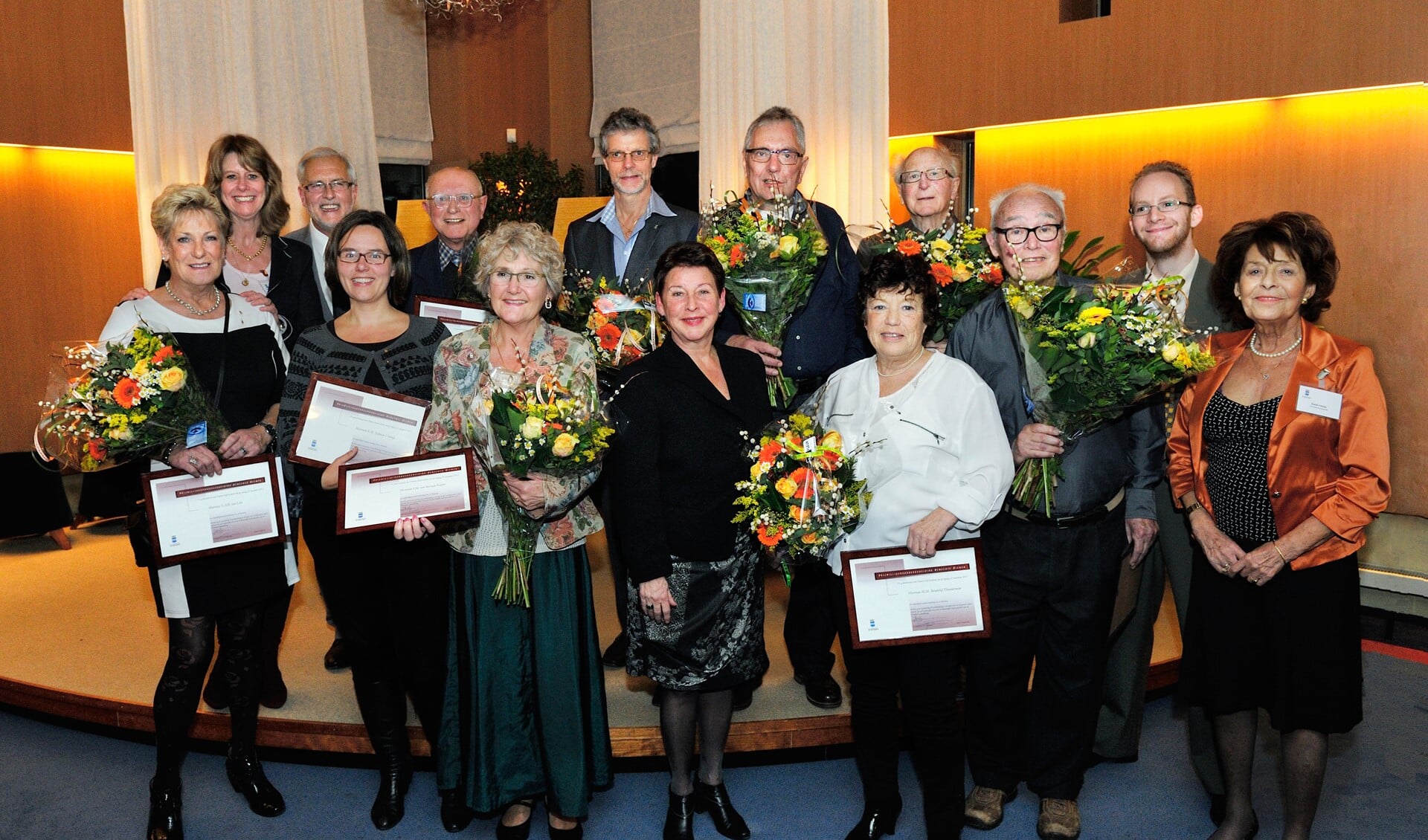 Alle winnaars, initiatiefnemer Piet van Diemen, de Commissie Vrijwilligersonderscheiding 2013 en burgemeester Koopmanschap.