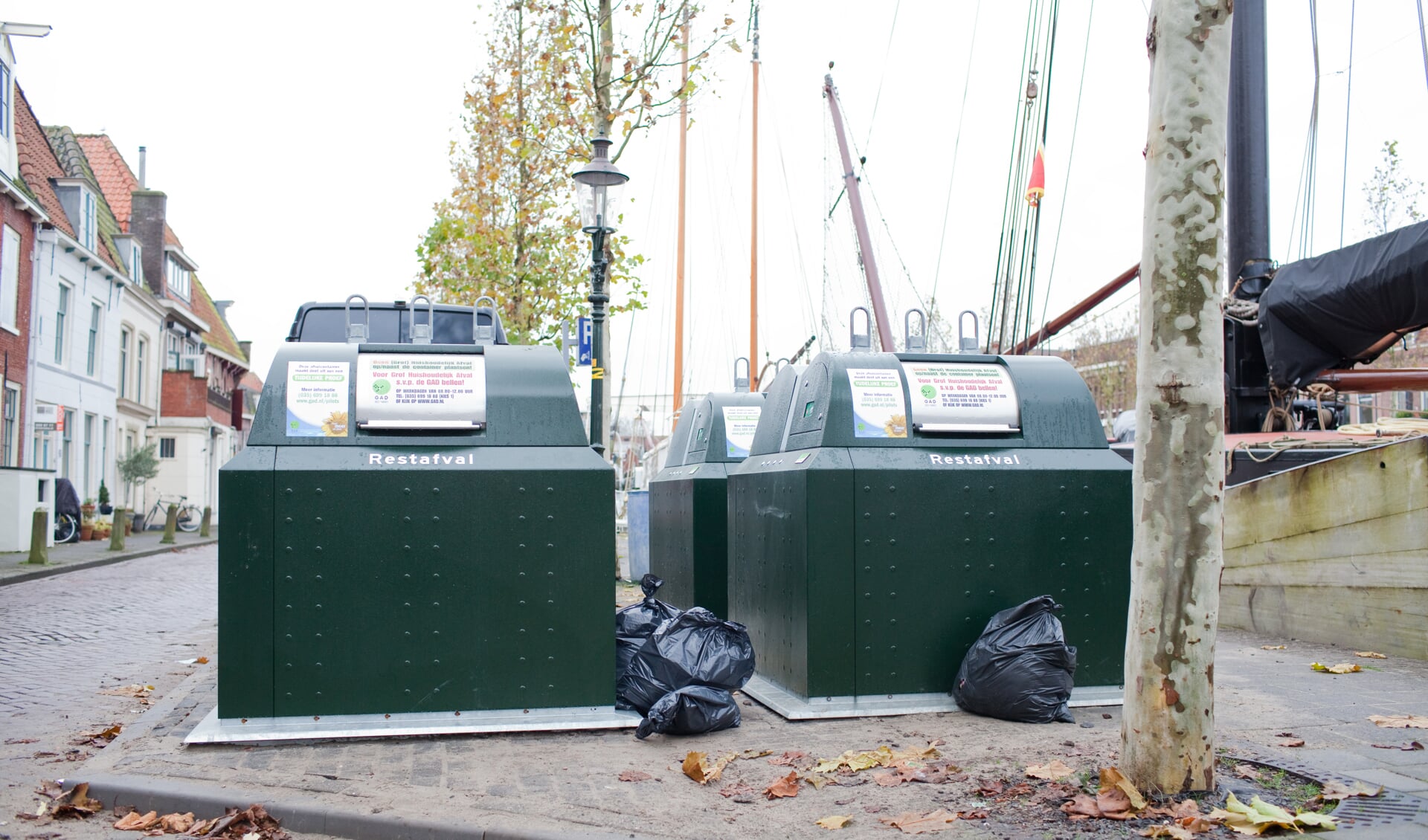 Vuilniszakken naast de nieuwe containers