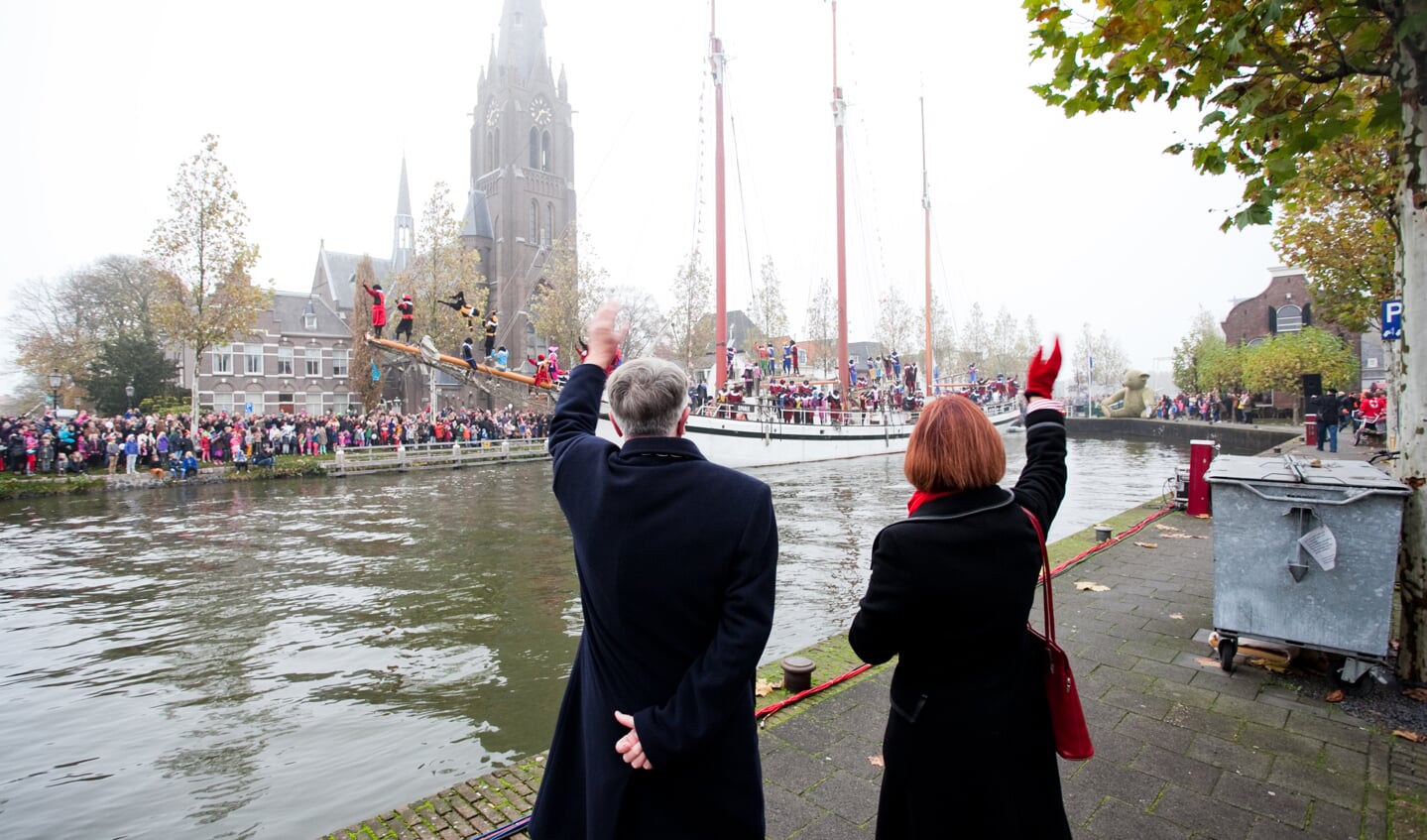 Burgemeester wacht Sinterklaas op