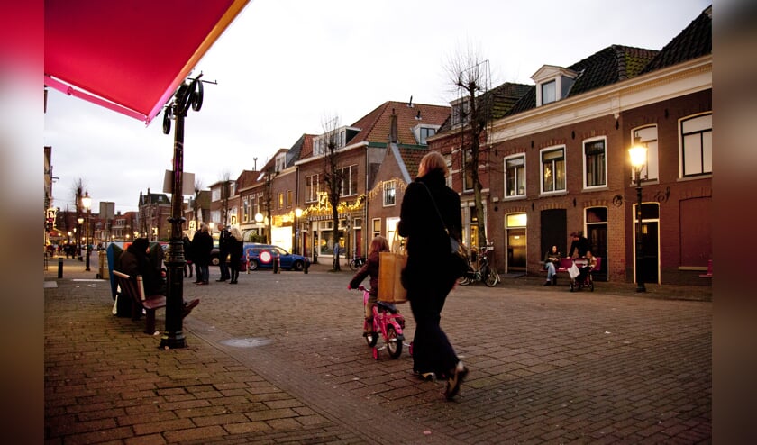 De eenzame vrouw bivakkeert al twee maanden op dit bankje (links)