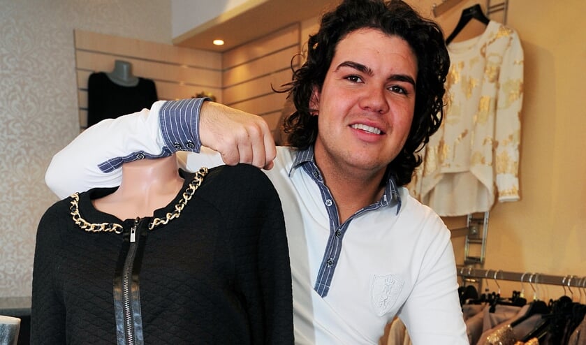 Roy Donders komt in Weesp zijn huispakken verkopen.