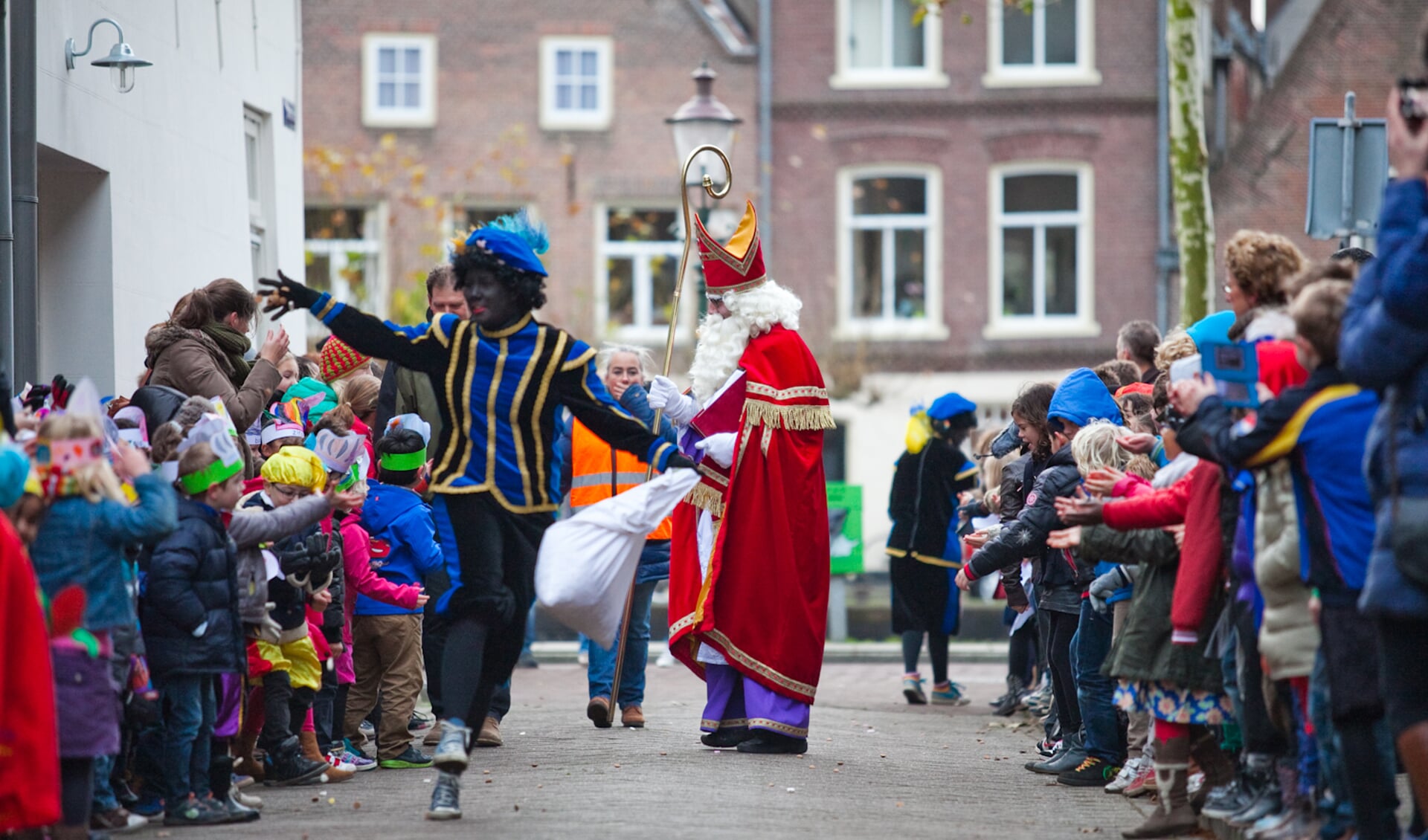 Bij de Jozefschool liep de Sint van de Kom naar school