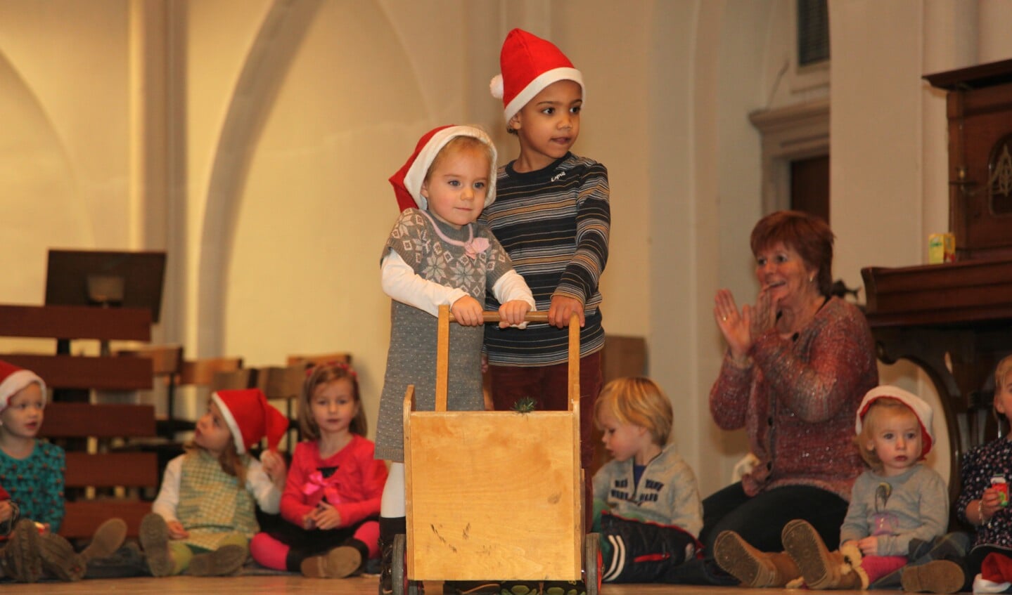 Peuters zingen kerstliedjes in de Laurentiuskerk