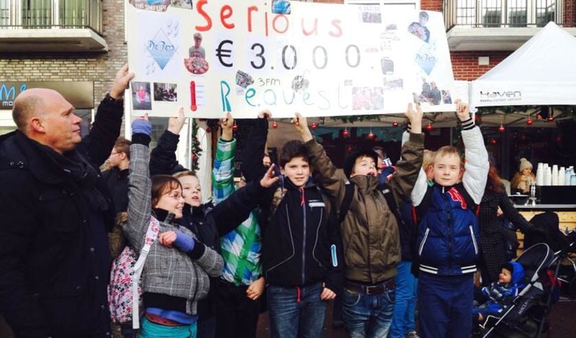 Meester Jan Pieter en kinderen van De Terp met cheque voor Serious Request