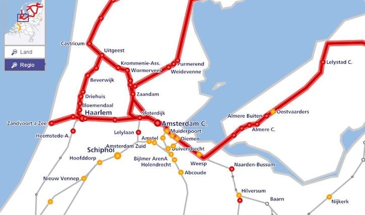 De storingskaart van de NS rond 15.45 uur. Op de rode trajecten rijden geen treinen of is grote vertraging.