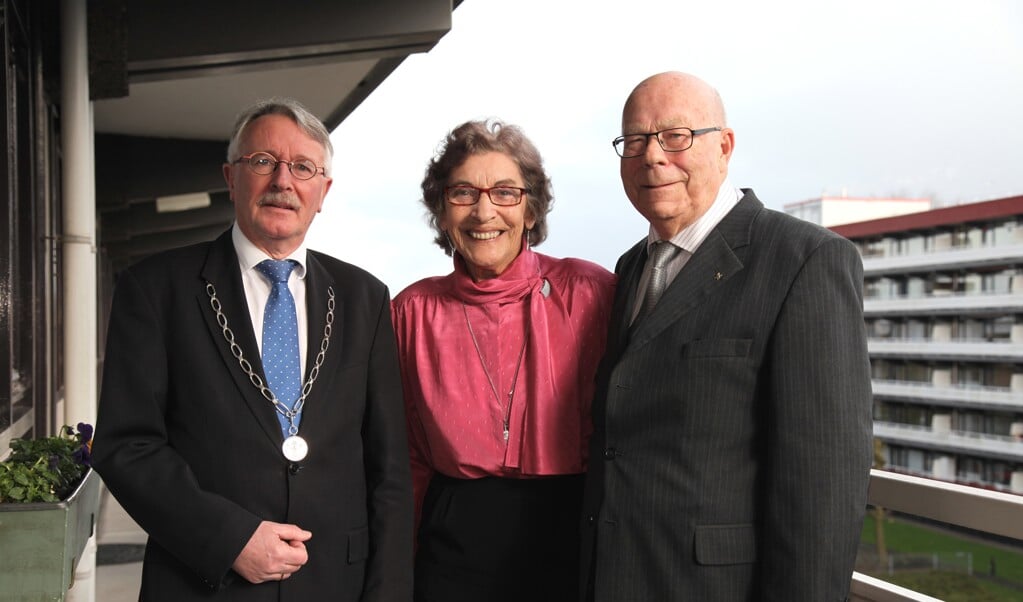 Burgemeester Horseling feliciteert bruidspaar Aaltje en Franz Ligtvoet.