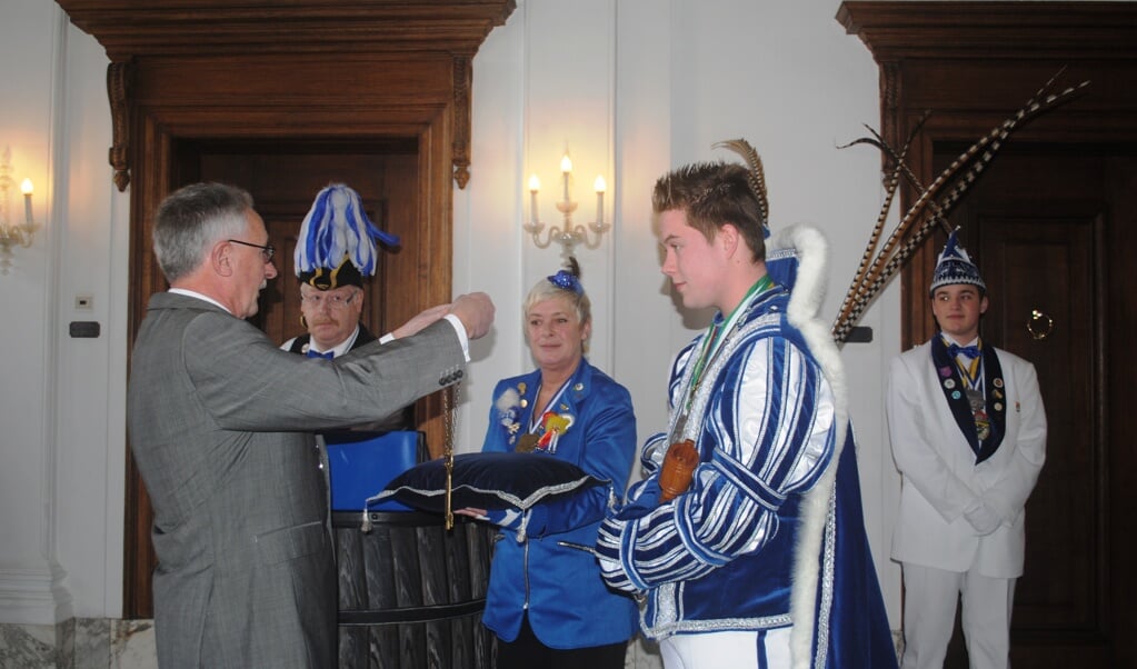 Burgemeester Horseling overhandigt prins Floyd de stadssleutel.