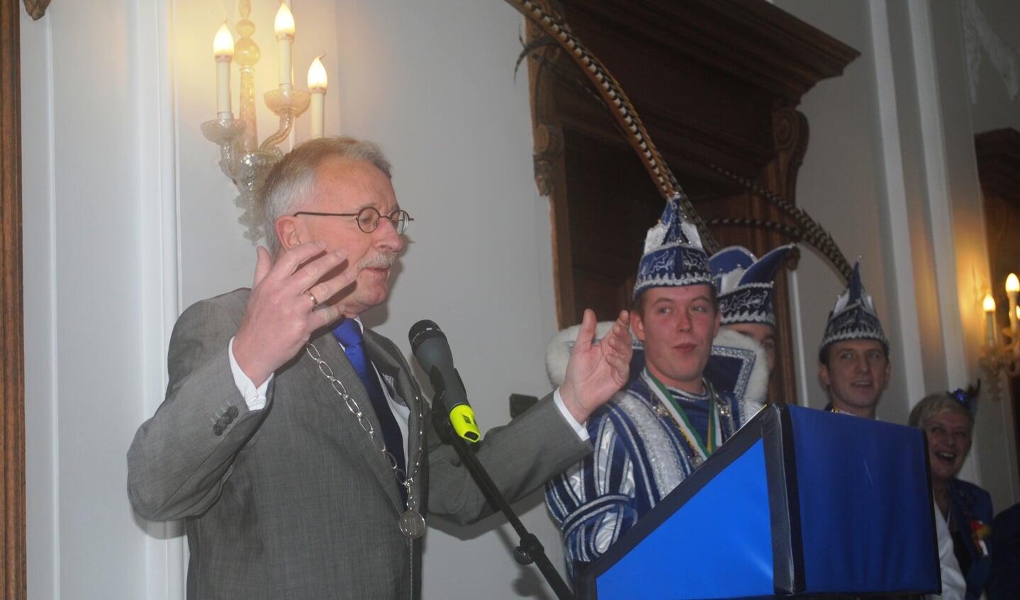 Burgemeester Horseling ontvangt de moppen in 'zijn' stadhuis.