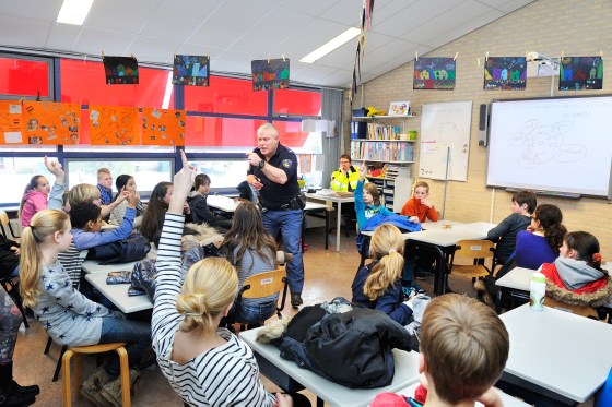 2013: Gerard Zwarts geeft les aan groep 8 op basisschool De Duif