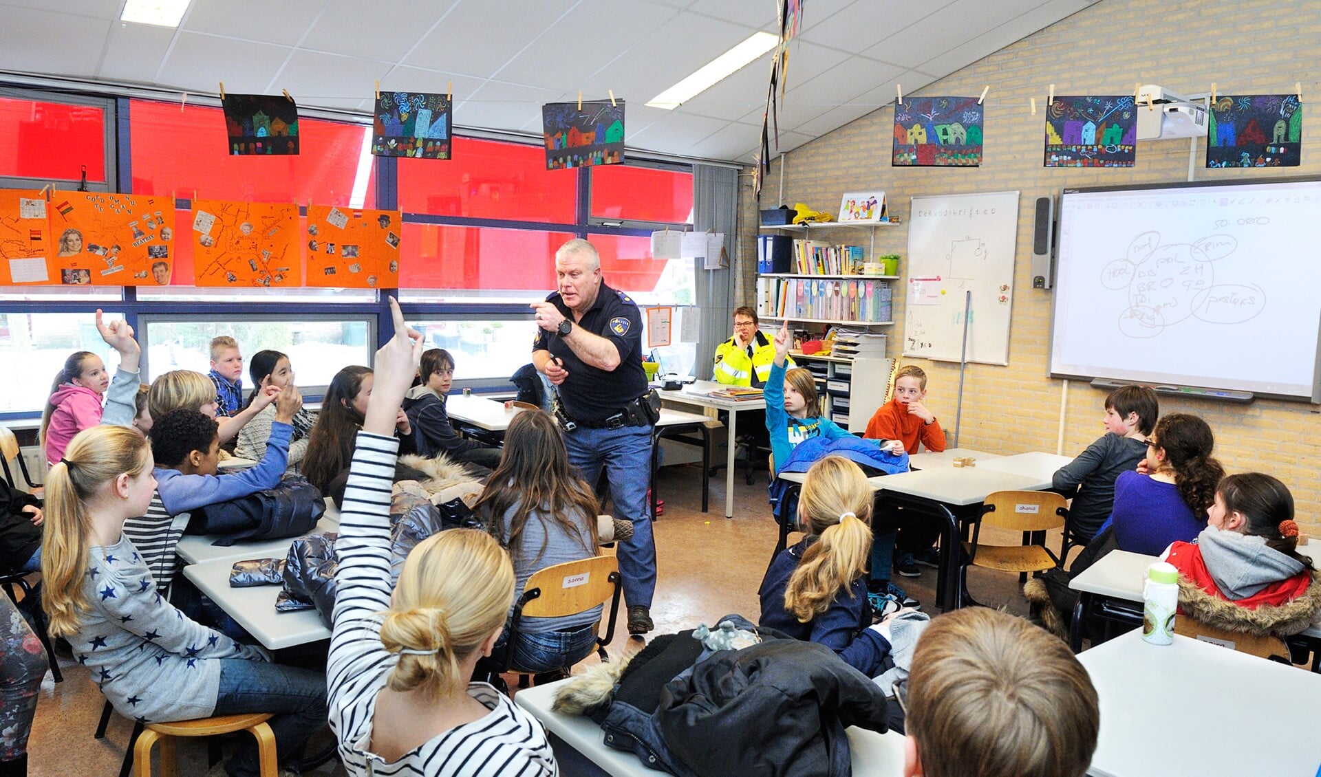 2013: Gerard Zwarts geeft les aan groep 8 op basisschool De Duif 
