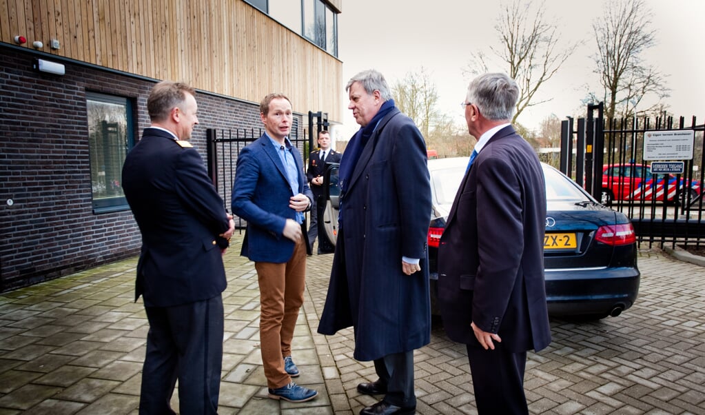 Postcommandant Langendijk (blauw jasje) en burgemeester Horseling (r) verwelkomen minister Opstelten.