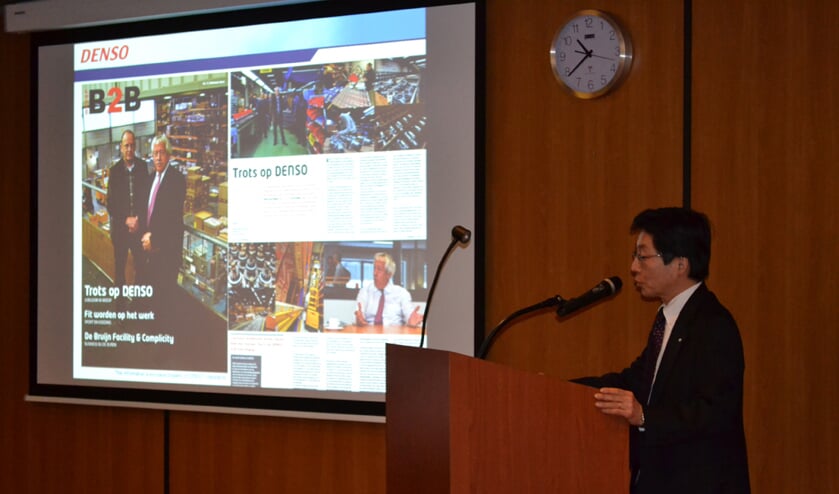 President Yoshikazu Makino spreekt de medewerkers toe. Op het scherm het Denso-artikel uit het Weesper zakenmagazine B2B. (Foto's: Denso en Brian Elings)  