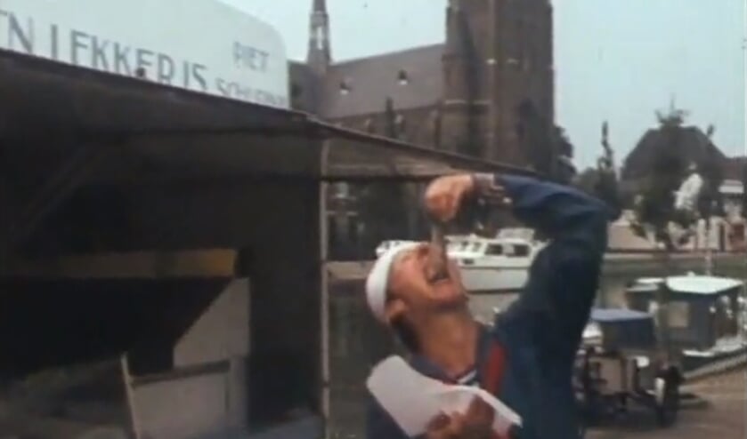 Kokki neemt een haring in de Kom.