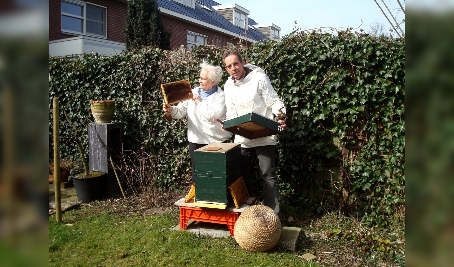 FRan en Gert Admiraal bij de bijenkast in de tuin