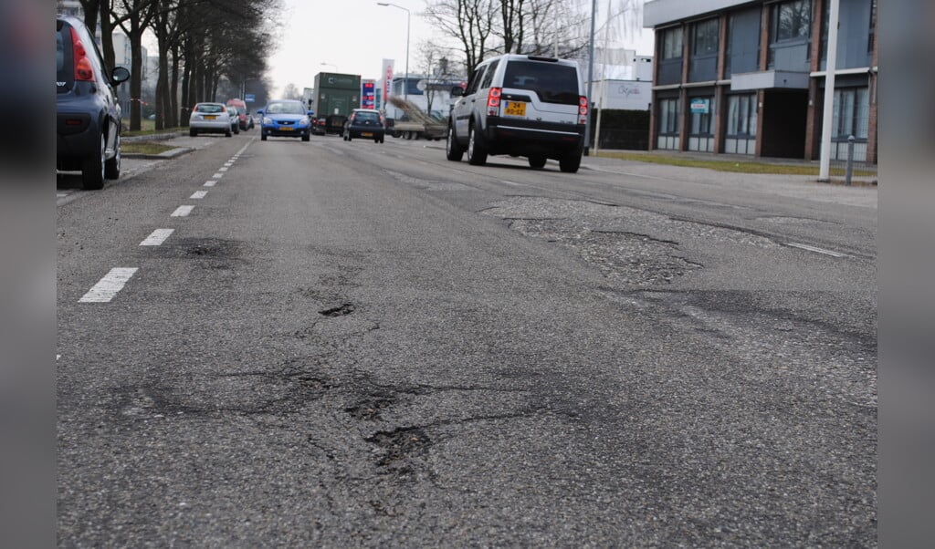 Het asfalt van de Hogeweyselaan is overduidelijk aan herstel toe