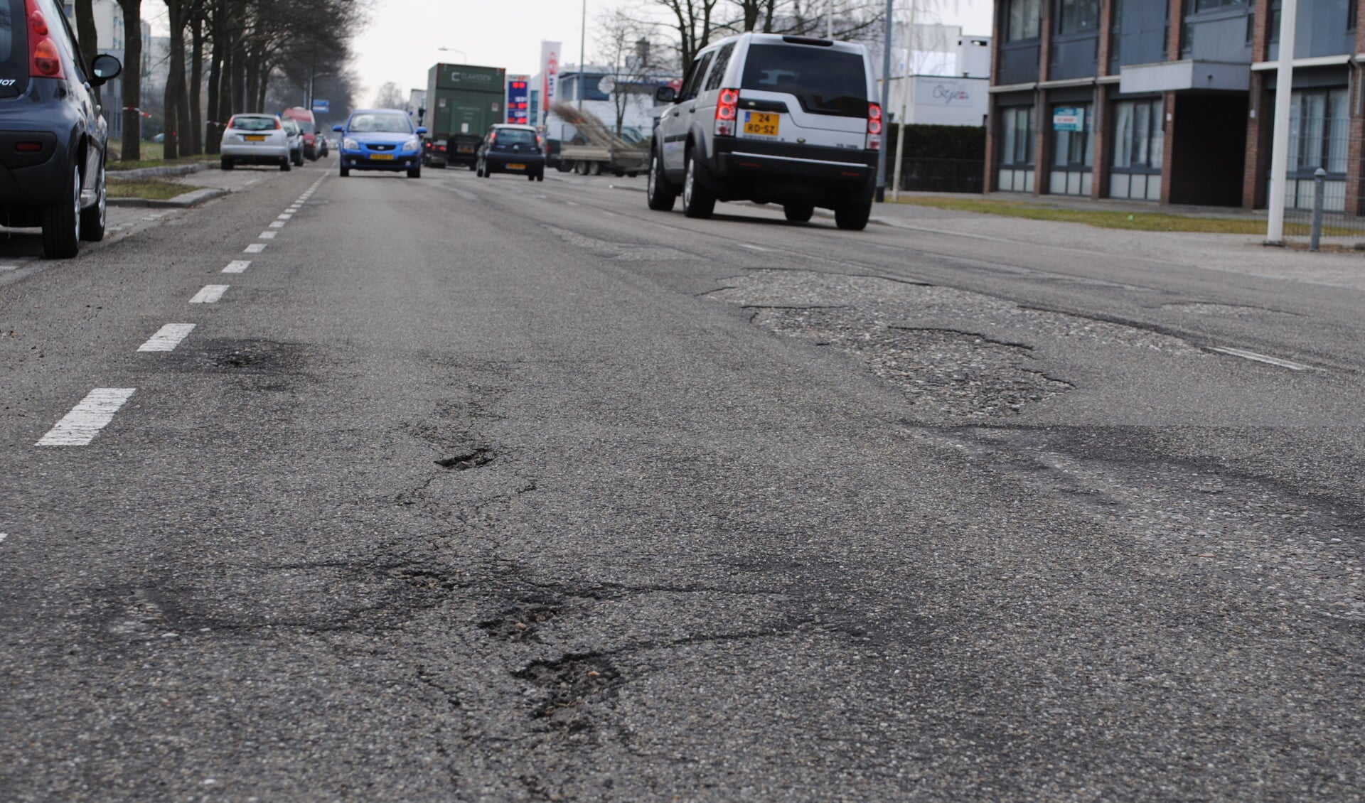 Het asfalt van de Hogeweyselaan is overduidelijk aan herstel toe.