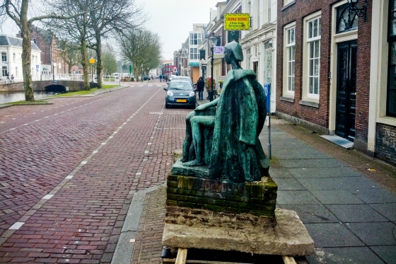Een apart gezicht: het oorlogsmonument staat tijdelijk op de stoep