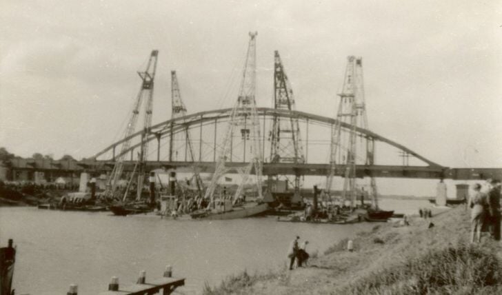 De bouw van de brug, vlak voor de oorlog. Foto: Historische Kring Weesp