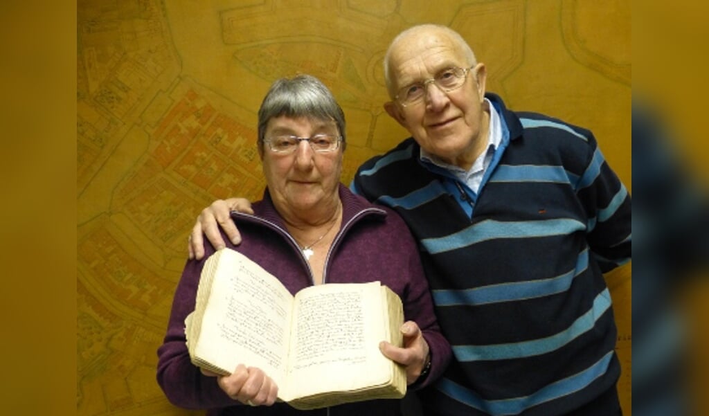 De heer en mevrouw Van Schooten-Vader met het boek. Foto: Gemeentearchief Weesp
