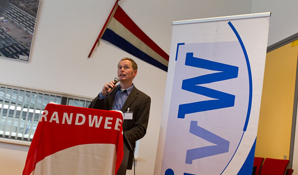 Bert Langendijk spreekt de IVW-leden toe.