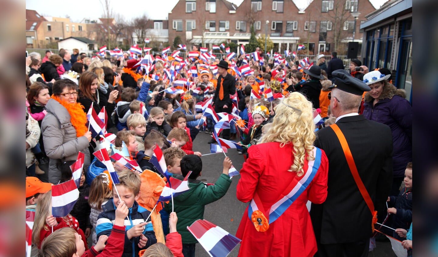 Koninklijk paar wordt toegezongen.