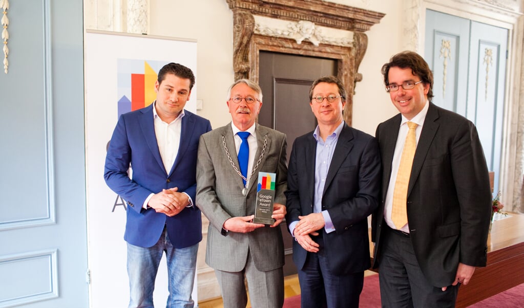 Ondernemer Verbeeck, burgemeester Horseling, Google-directeur Van der Feltz en wethouder Zierleyn.